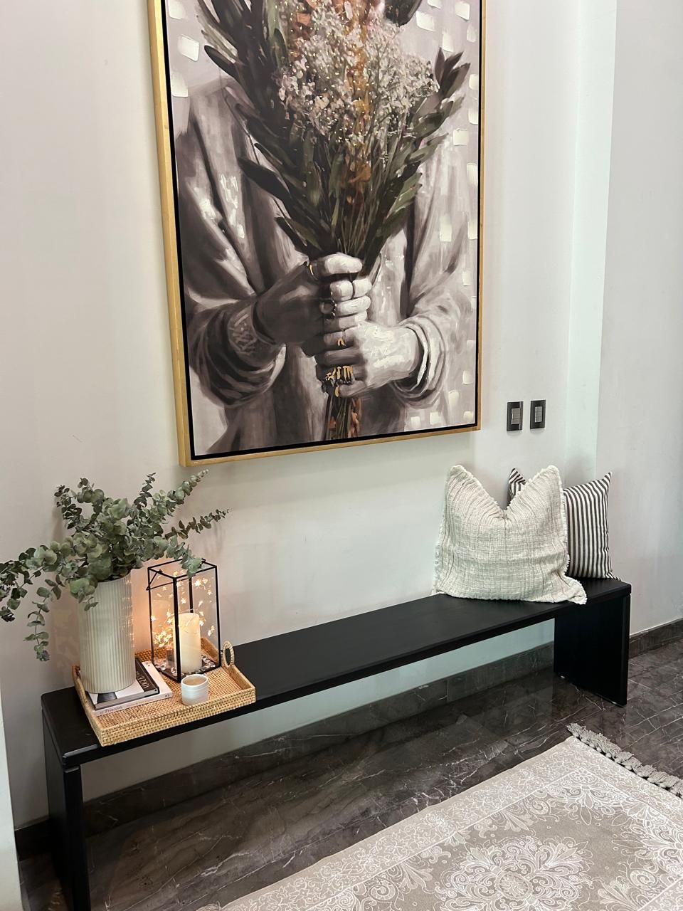 Banca y cuadro de mujer con flores, estilismo de Alice & Bella