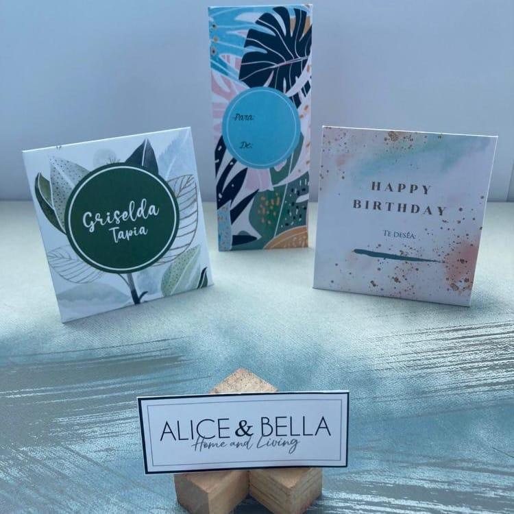Sobres con hojas, tropical y Happy Birthday junto a la tarjeta de Alice & Bella